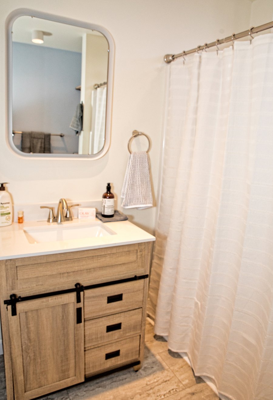 Upstairs Full Bathroom