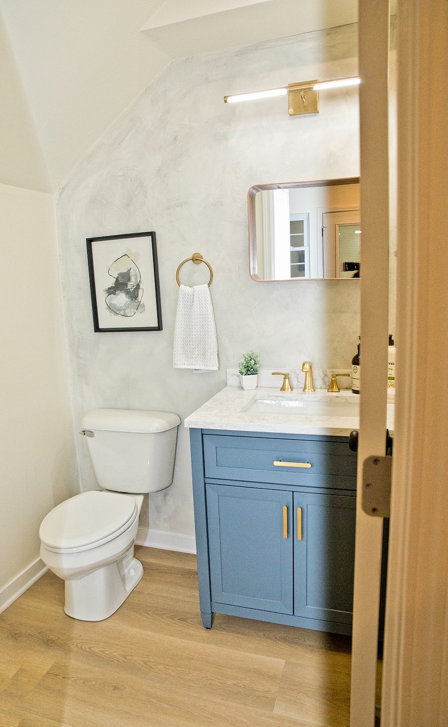 Main Level 1/2 Bathroom
