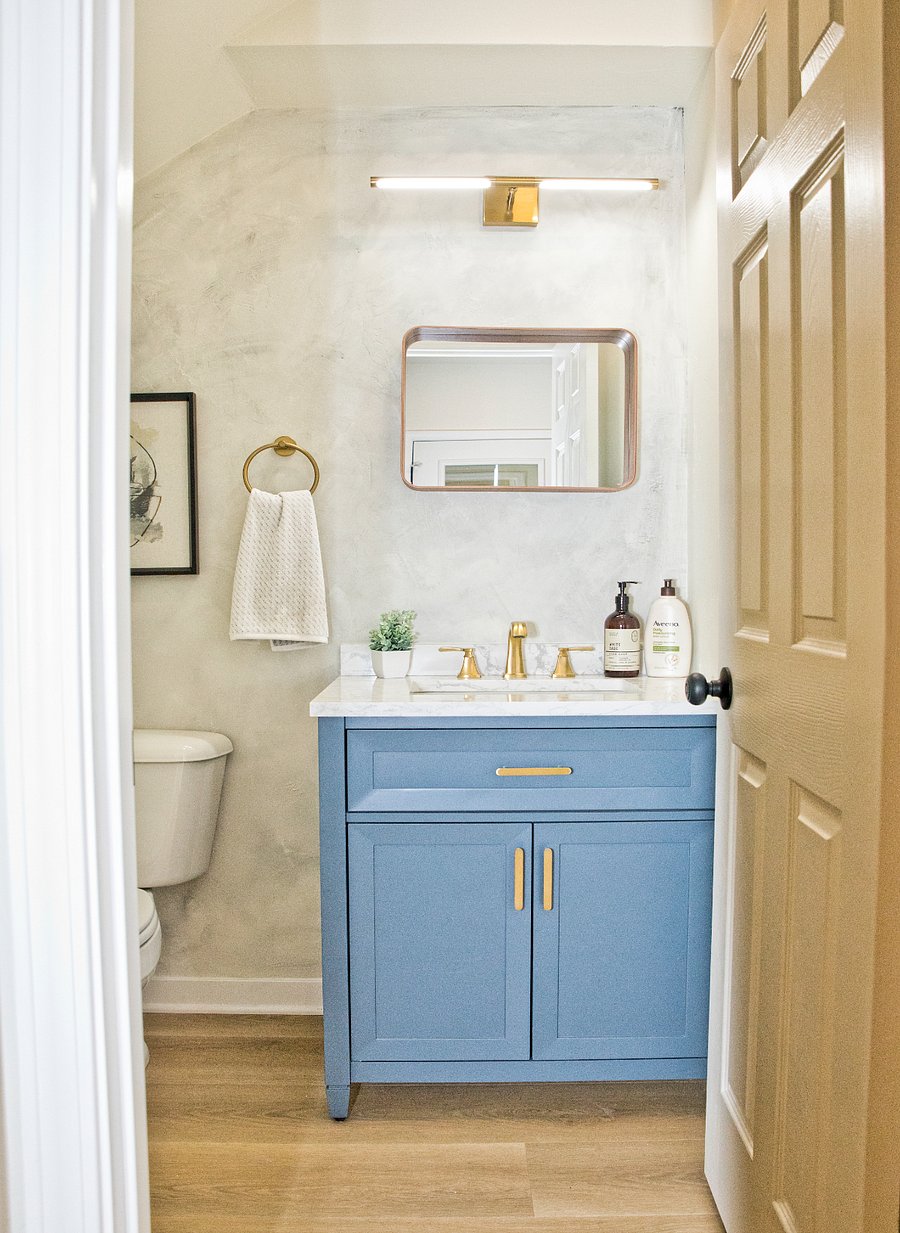 Main Level 1/2 Bathroom