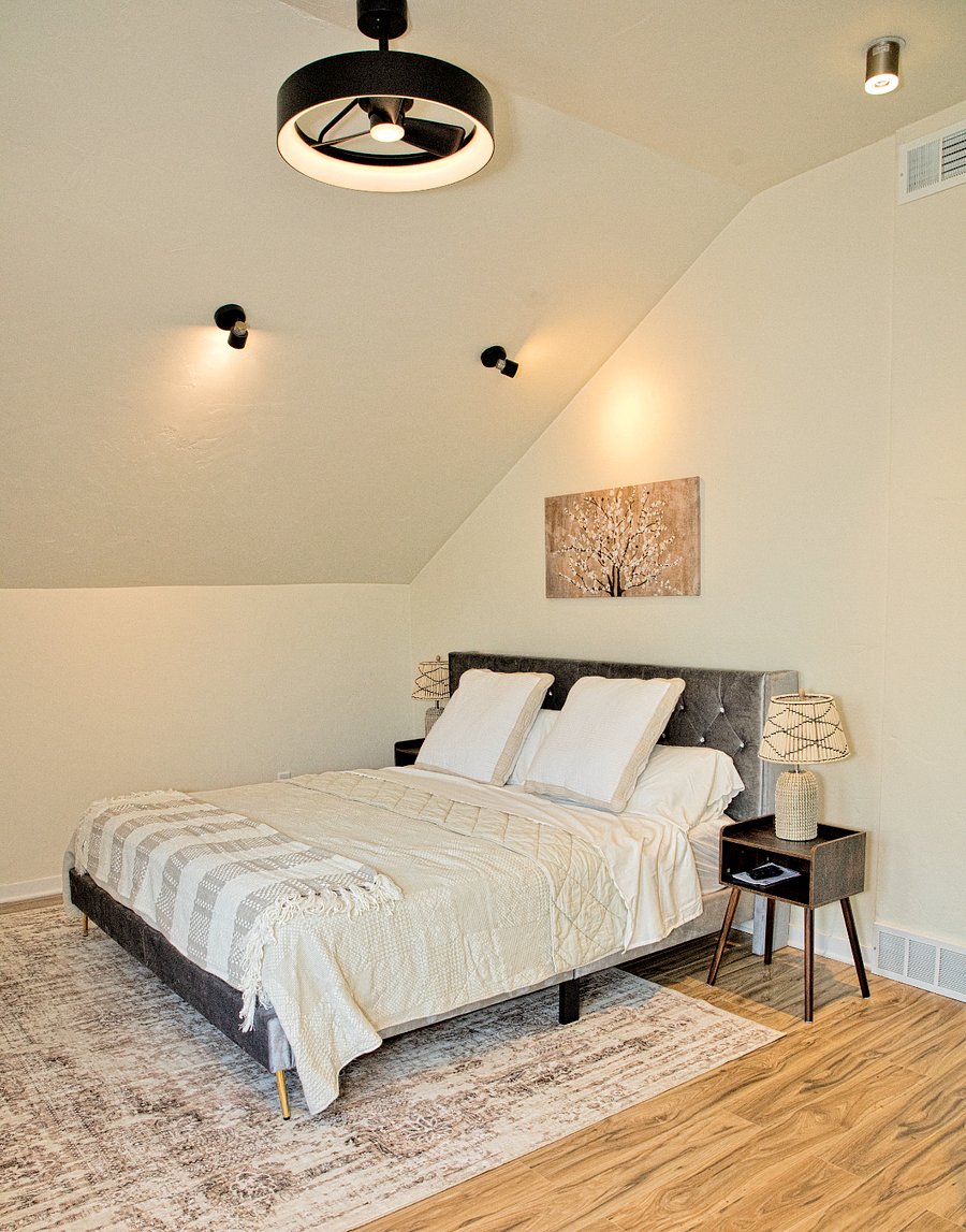 Master Bedroom  (King Bed)