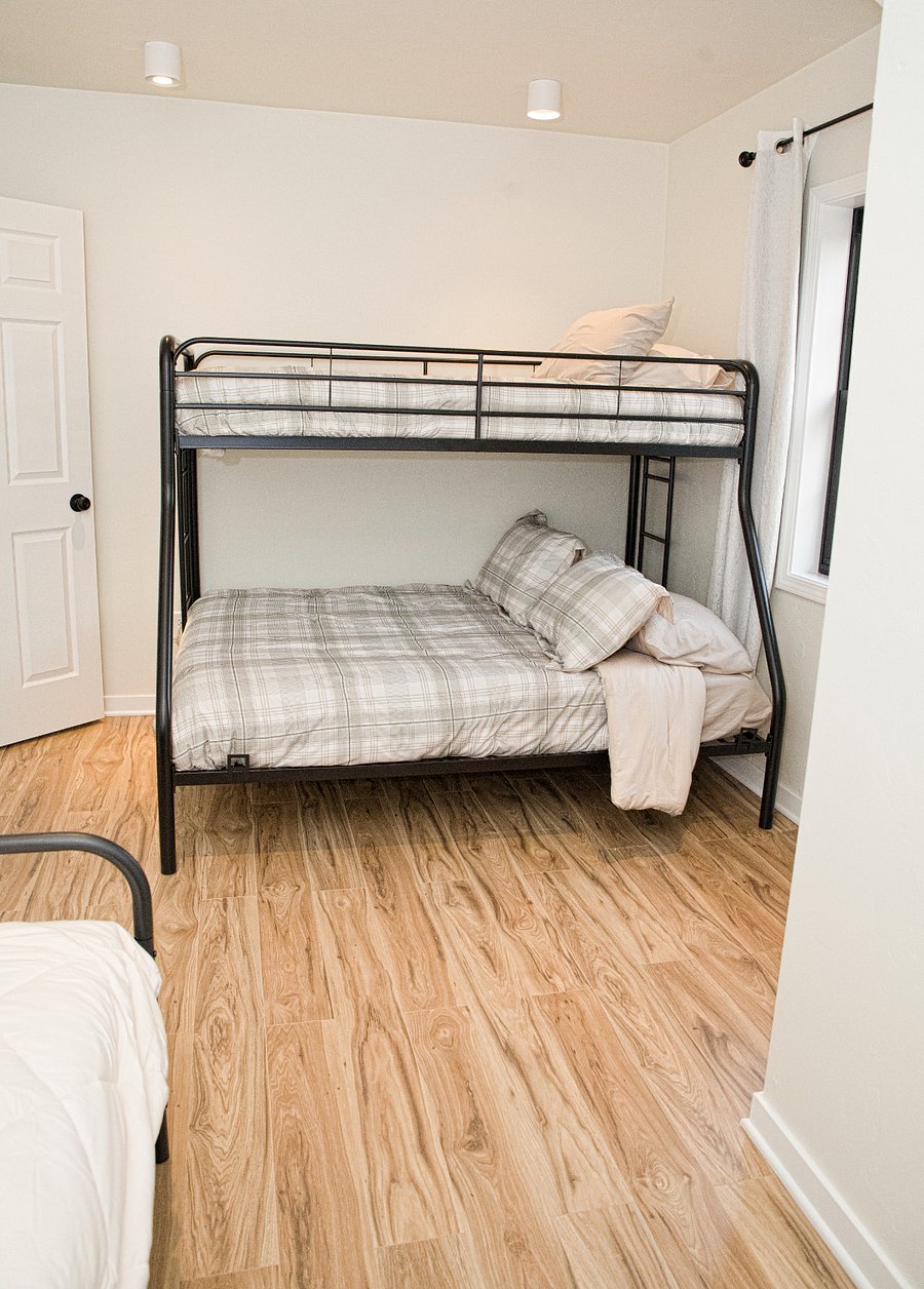 Bedroom 2 (bunk beds & twin bed)