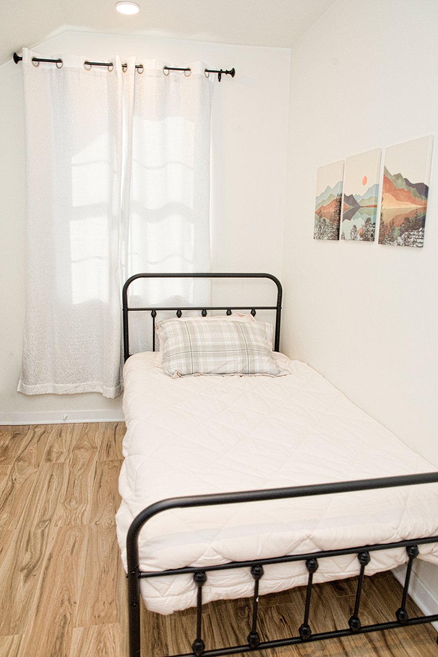 Bedroom 2 (bunk beds & twin bed)