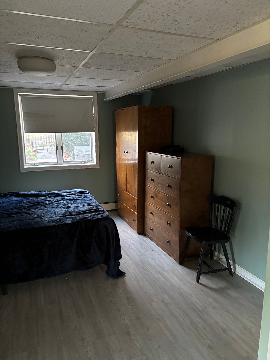 Bedroom area could be turned into a gym/yoga area