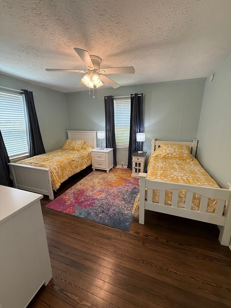 Second bedroom with two twin beds.