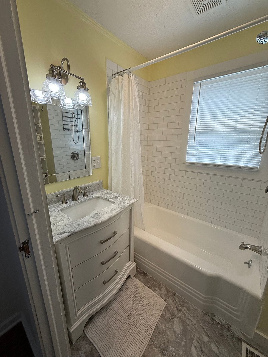 Second bathroom with full size tub.