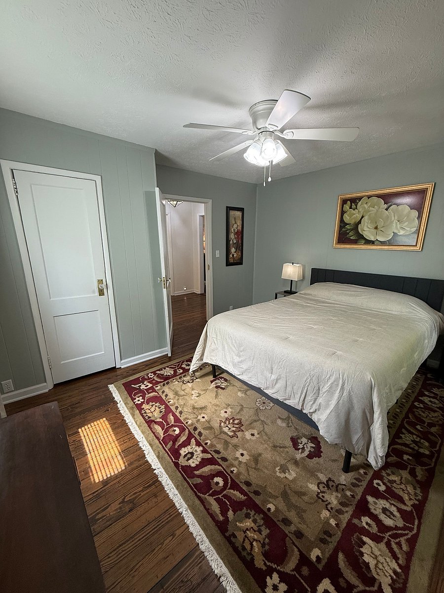 Third bedroom with queen size bed.