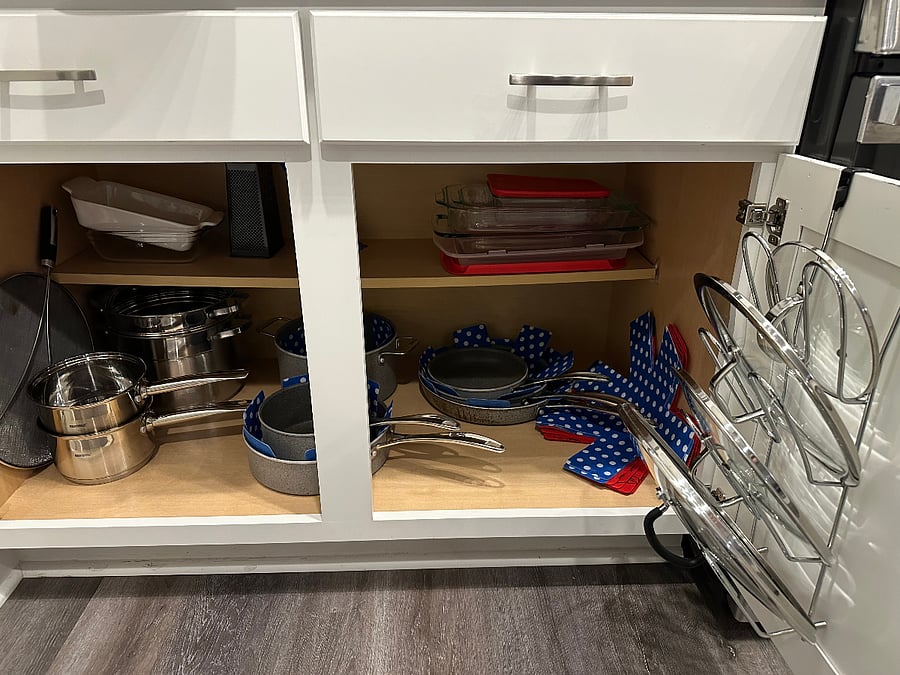Full set of Henckels ceramic pans included, with lid organizer.