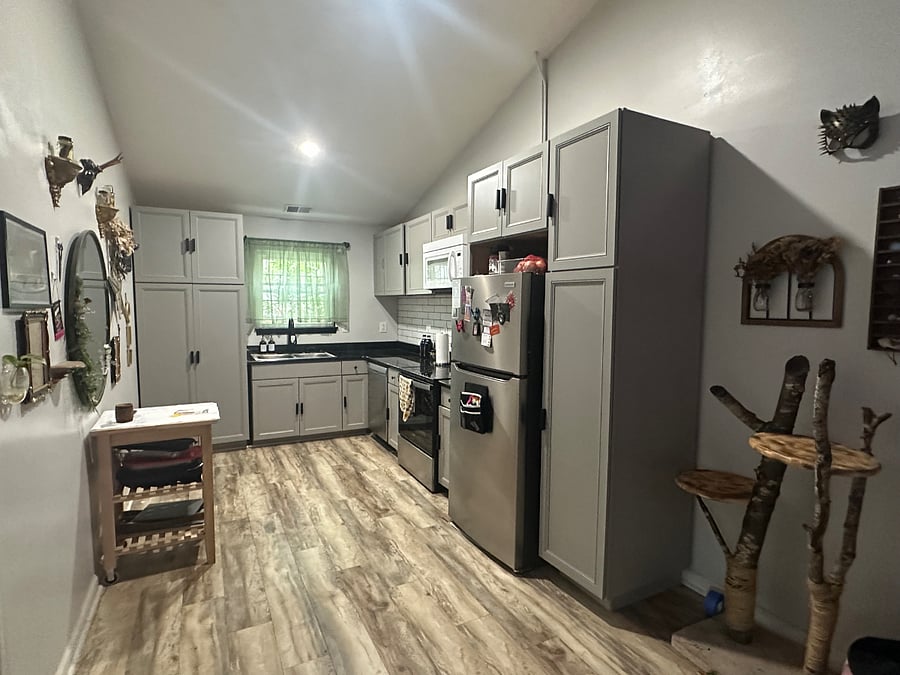 Full shared kitchen With all of your cooking needs.
