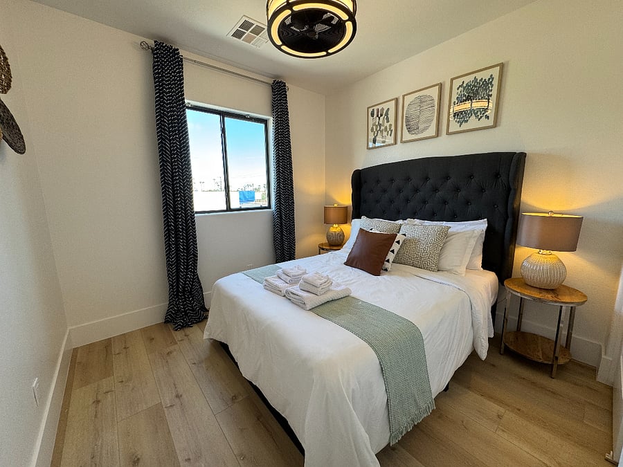 Bedroom 4- queen bed