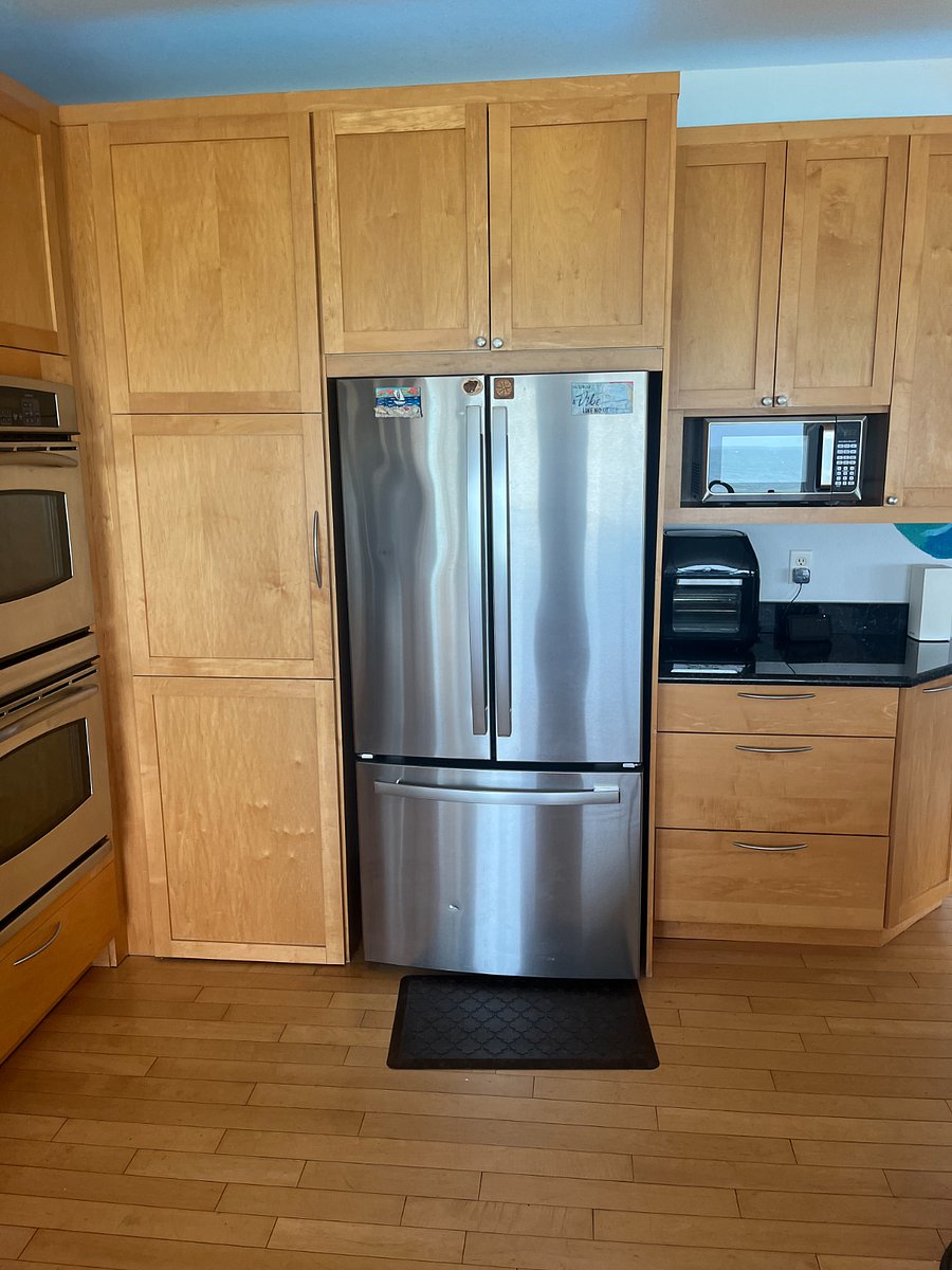 Walk-in pantry, microwave oven and air fryer