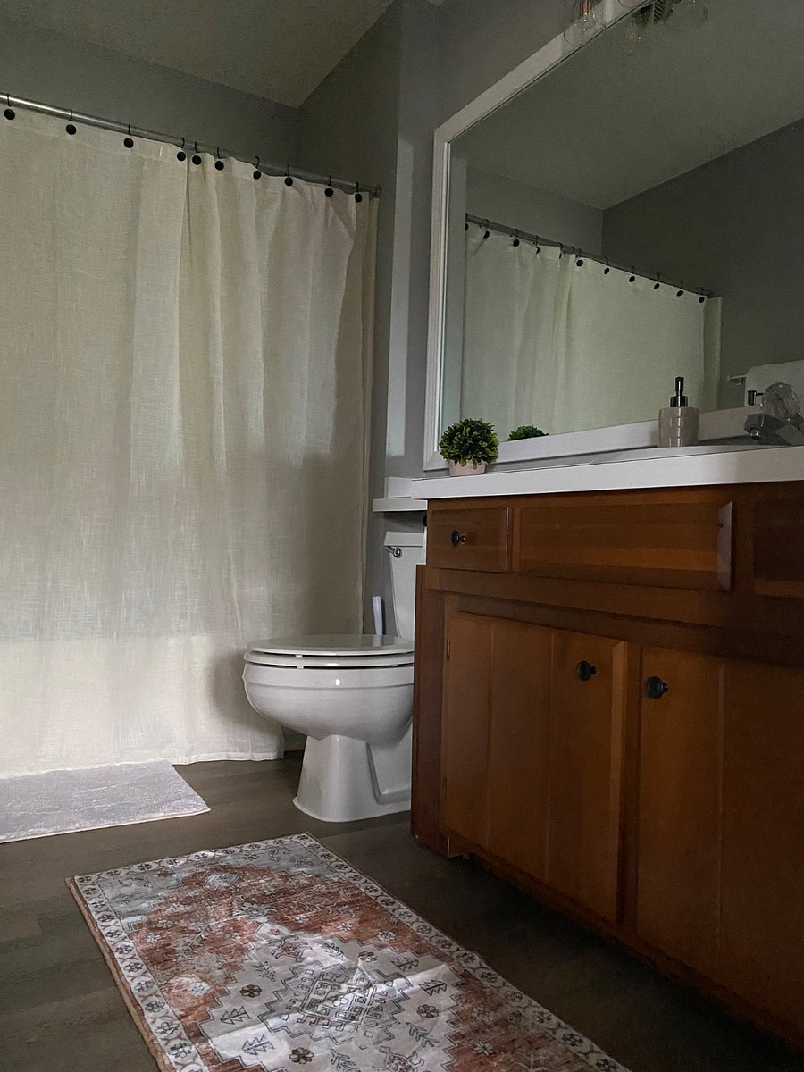 Private bathroom 1 in room 1
