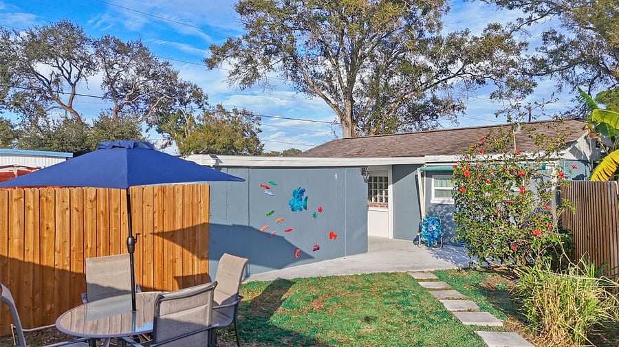 Your own private guest house with separate entrance completely yours for your stay