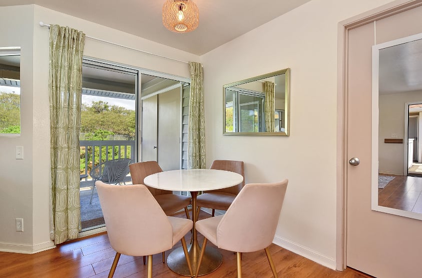 Pedestal table with mid-century design dining chairs