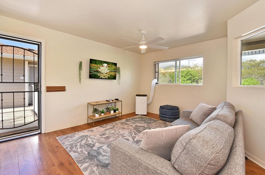 Flat screen with Apple TV, nice to have the gated door so you can enjoy Maui airflow 