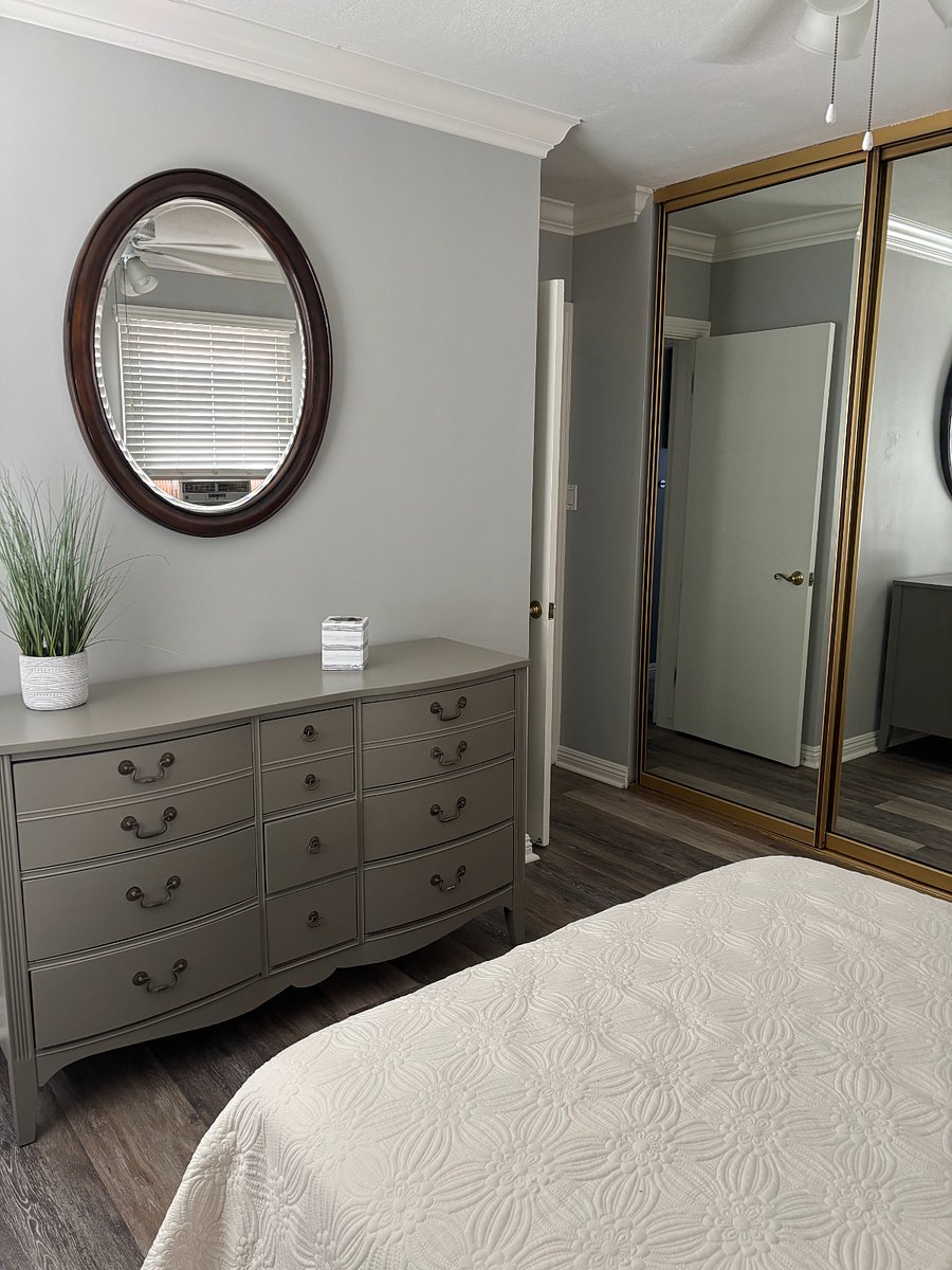Mirrored closet for Full bedroom