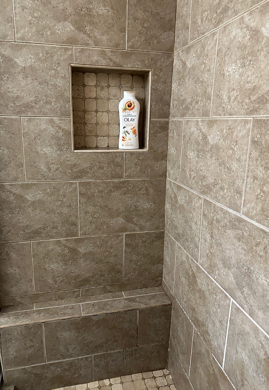 Master Suite Shower w/ tiled shelf insert and shaving ledge!