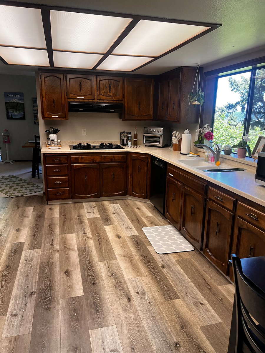 Kitchen with gas stove, dishwasher, oven and refrigerator 
