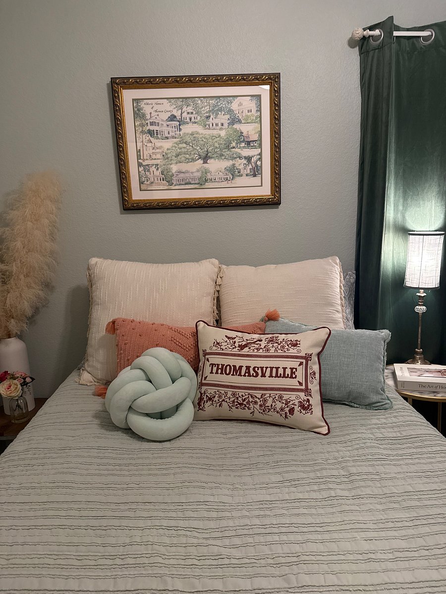 Victorian Themed
Full Size Bed
Threshold/Casaluna Bedding