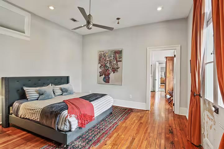 Upstairs middle bedroom