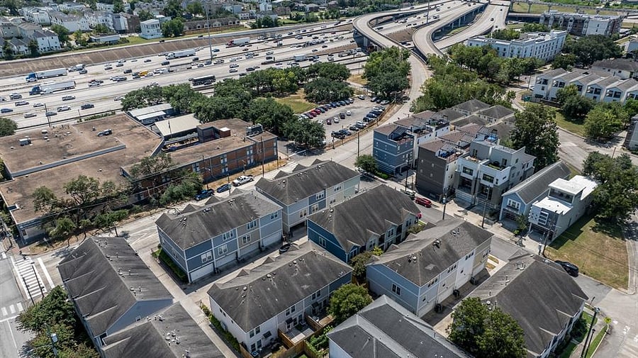 Great location, close to mayor freeways.