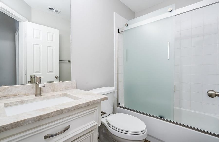Secondary bathroom with tub.