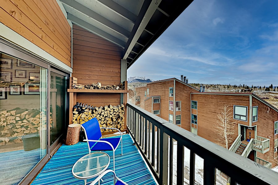 Deck with views. Mast