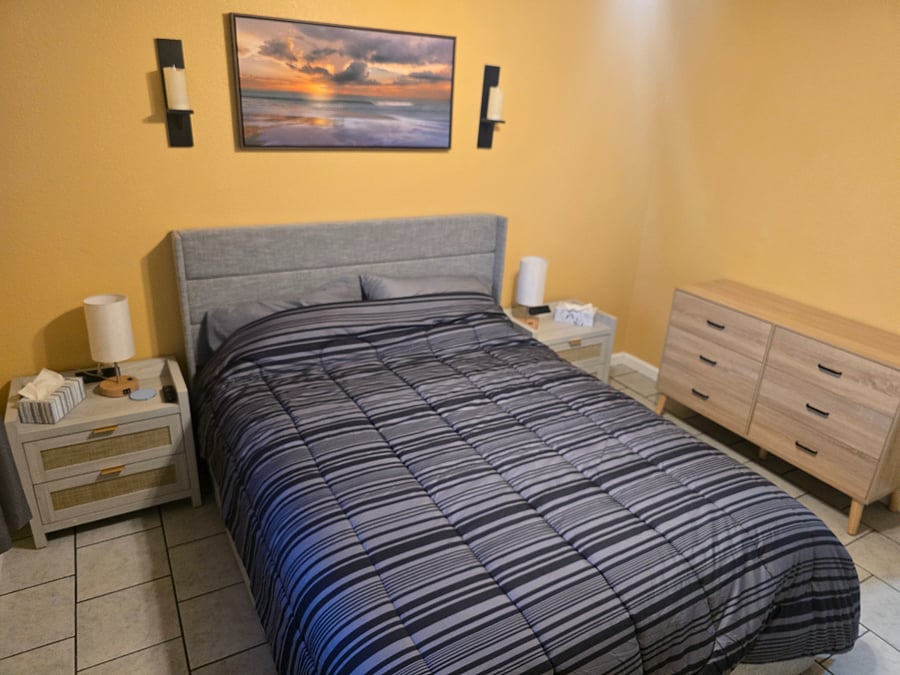 Master bd, qween bed. 43" tv
