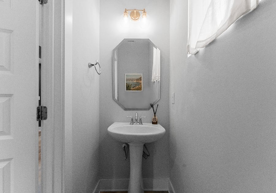 Main level: 1/2 bath