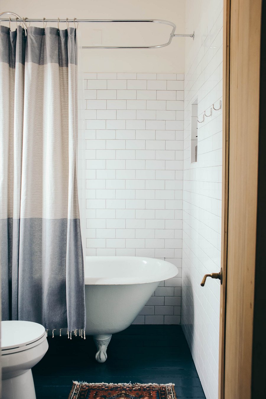 Bathroom clawfoot tub