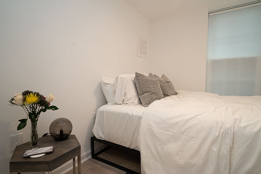 Bedroom has a queen sized bed with comfy Dreamcloud mattress