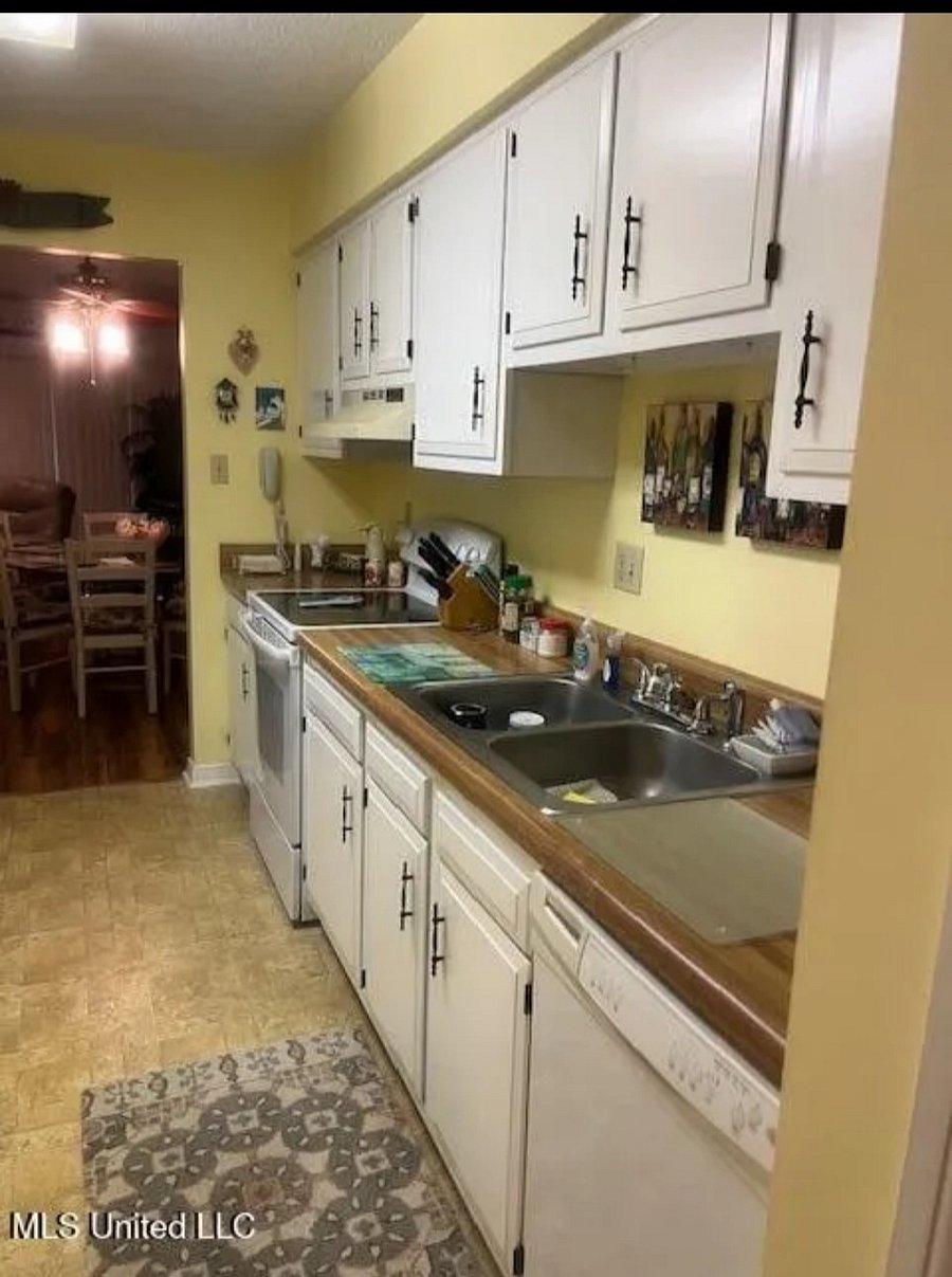 Full size kitchen with starter items