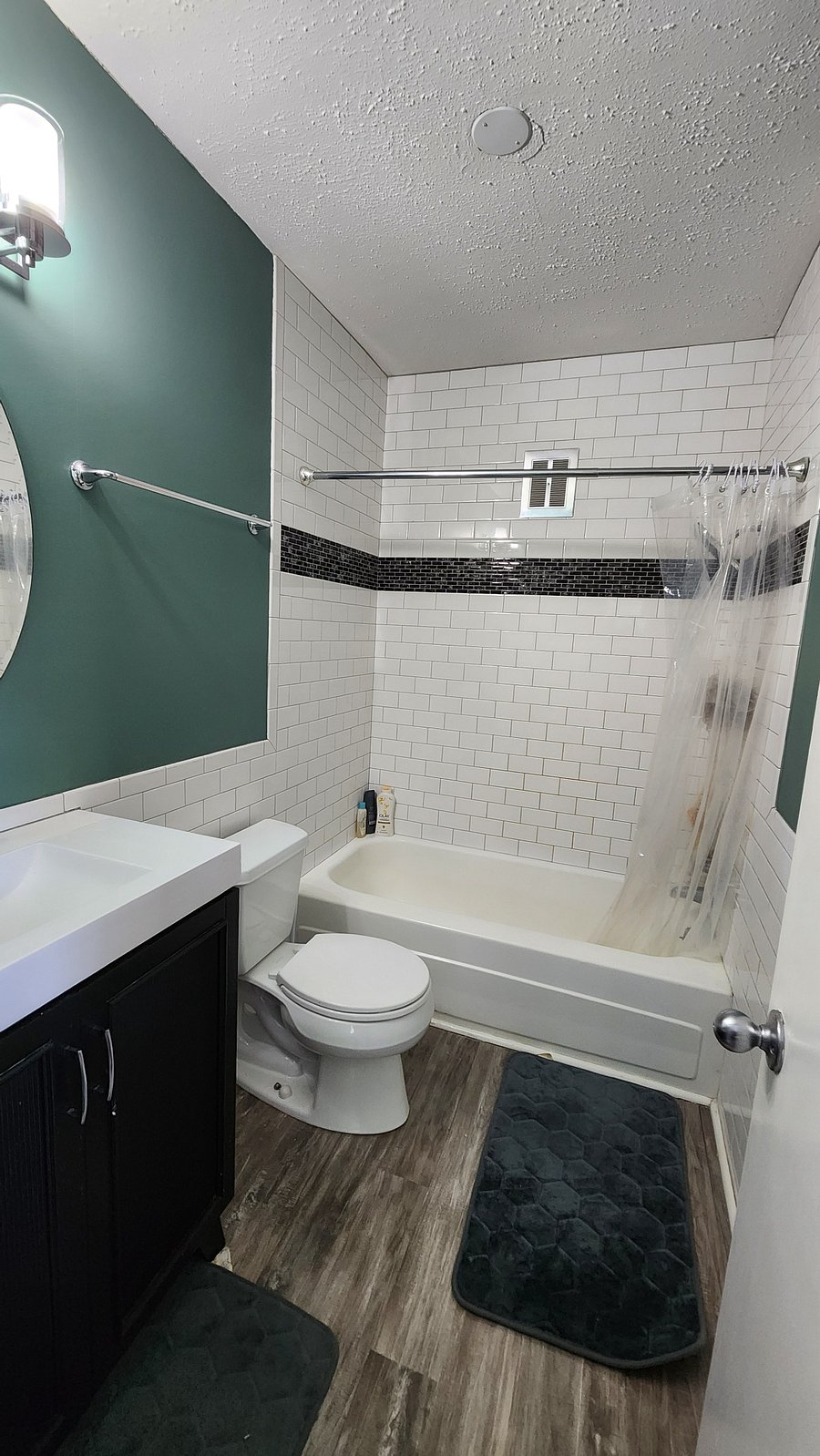 Full bathroom off of bedroom
