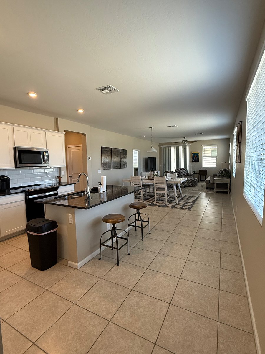 Open floor plan from front door entey