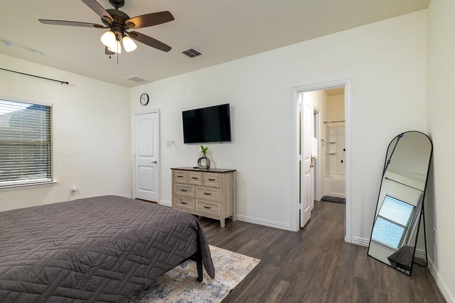 +Primary
+Attached bathroom
+40" TV
+Queen bed
+Walk-In Closet
+Dresser
+TV
+Ceiling fan
+Blackout curtains
+Desk area