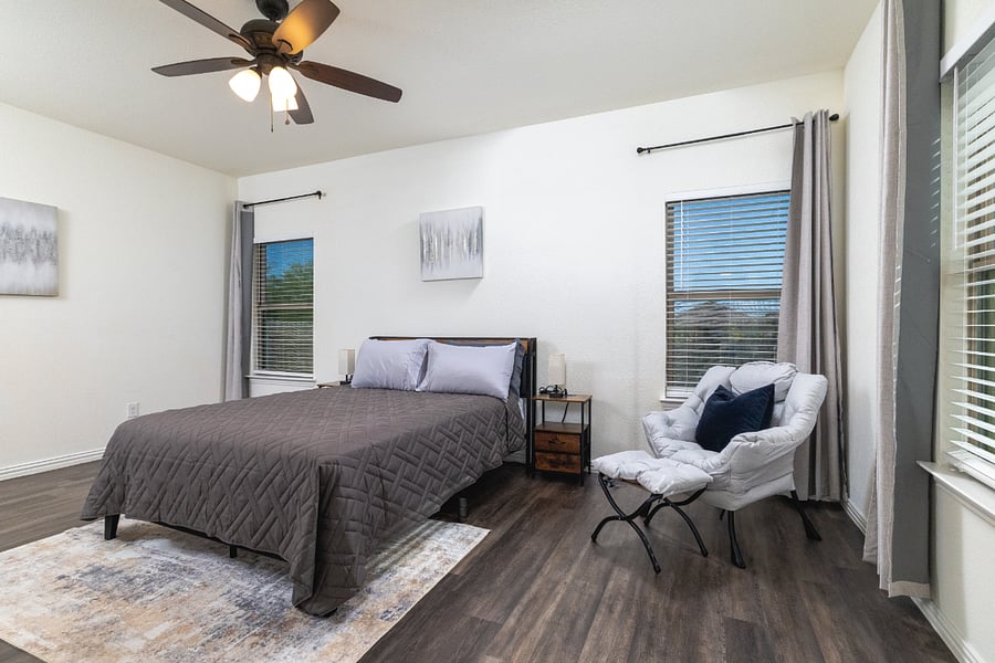 +Primary
+Attached bathroom
+40" TV
+Queen bed
+Walk-In Closet
+Dresser
+TV
+Ceiling fan
+Blackout curtains
+Desk area