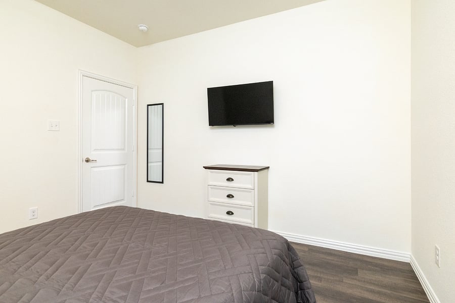 Bedroom 2
+Queen bed
+TV
+40" TV
+Blackout blinds
+Closet/dresser