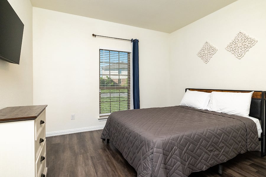 Bedroom 2
+Queen bed
+TV
+40" TV
+Blackout blinds
+Closet/dresser