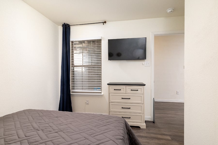 Bedroom 3
+Queen bed