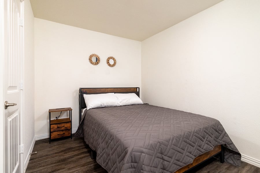 Bedroom 3
+40" TV
+Closet
+Queen bed