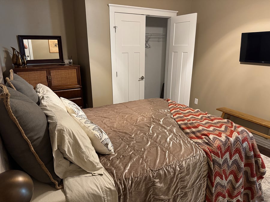 Middle bedroom.