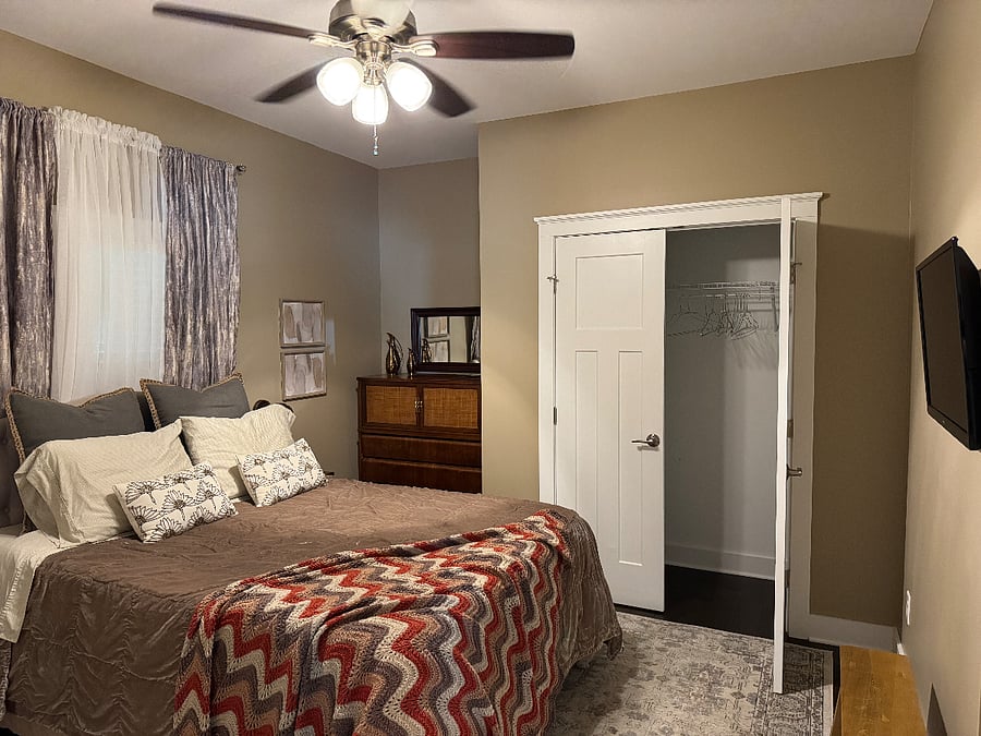 Middle bedroom.
