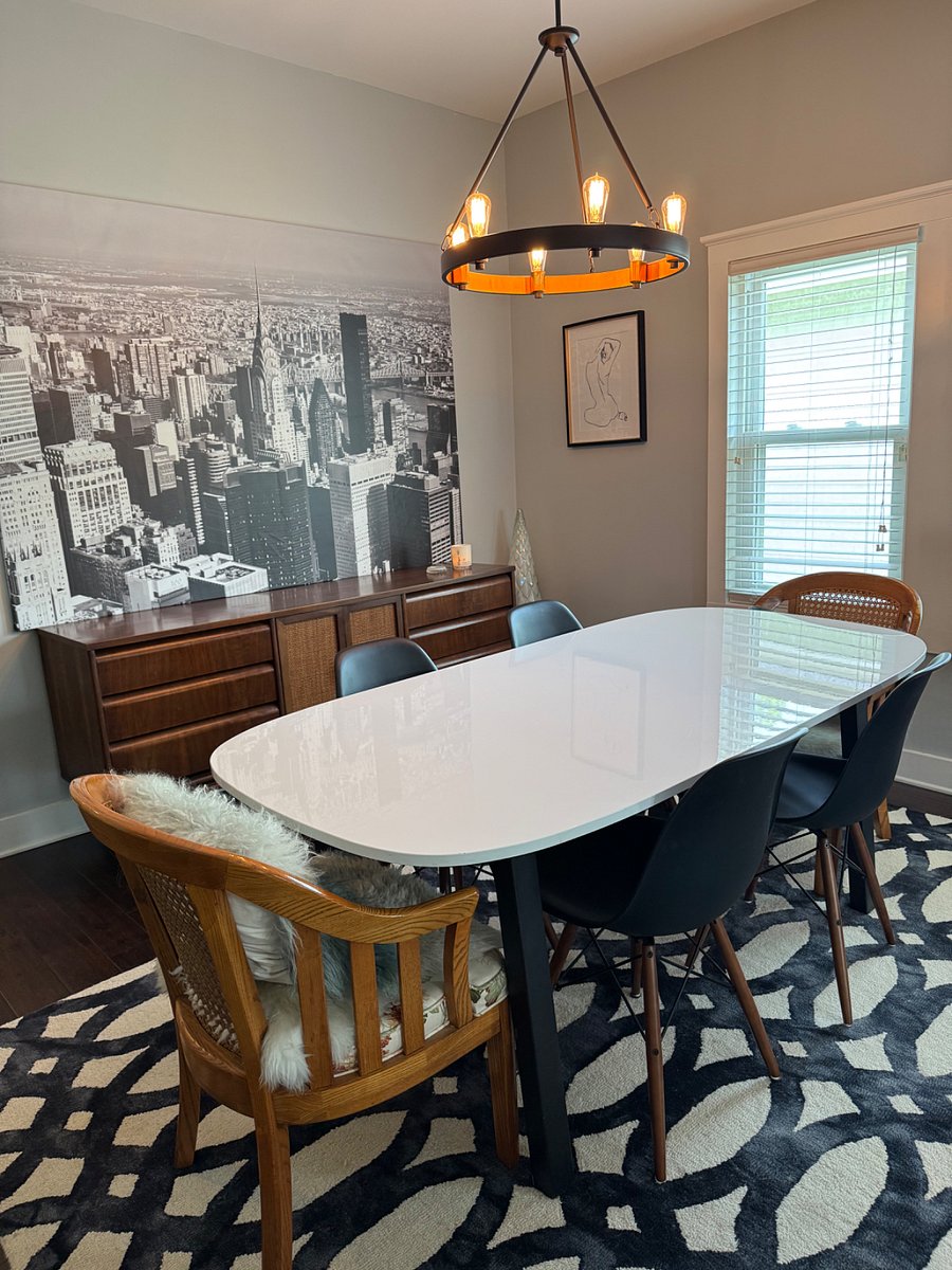 Dining room.