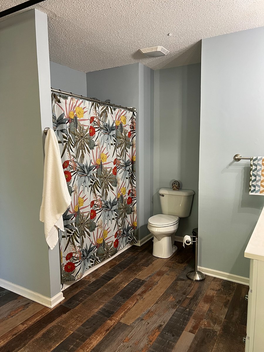 Large open bathroom with built in shower bench.