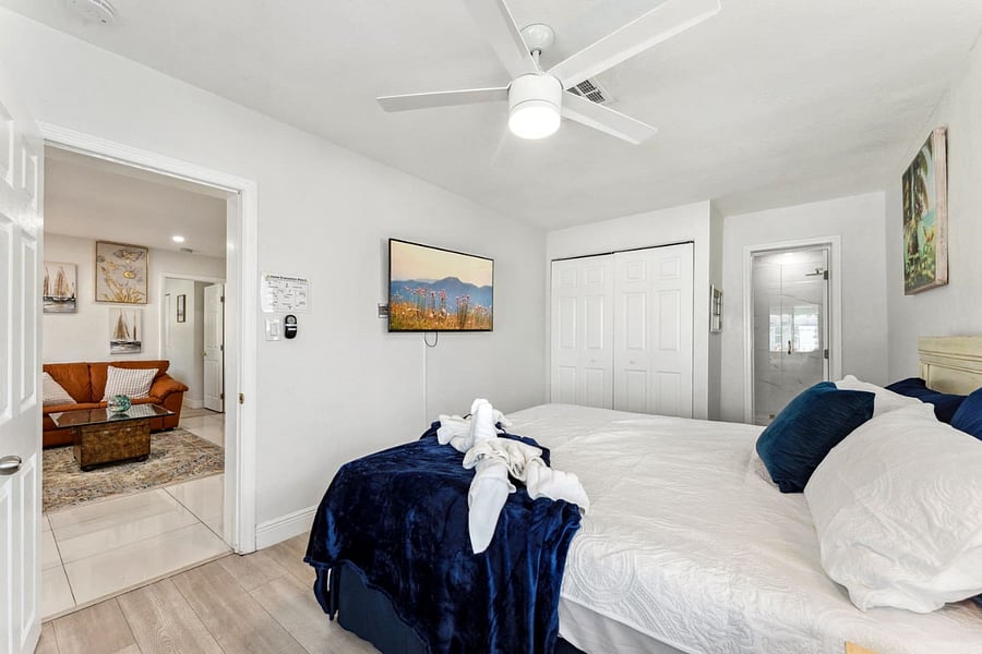 Bed/Rm 1 . Private TV/WiFI . Airy (windows by two sides for natural air) . Fully air-conditioned Master Bedroom . Has a full bathroom with mirrors. . Available clean sheets/towels & extra blankets . Working desk. . Closets to tuck in belongings