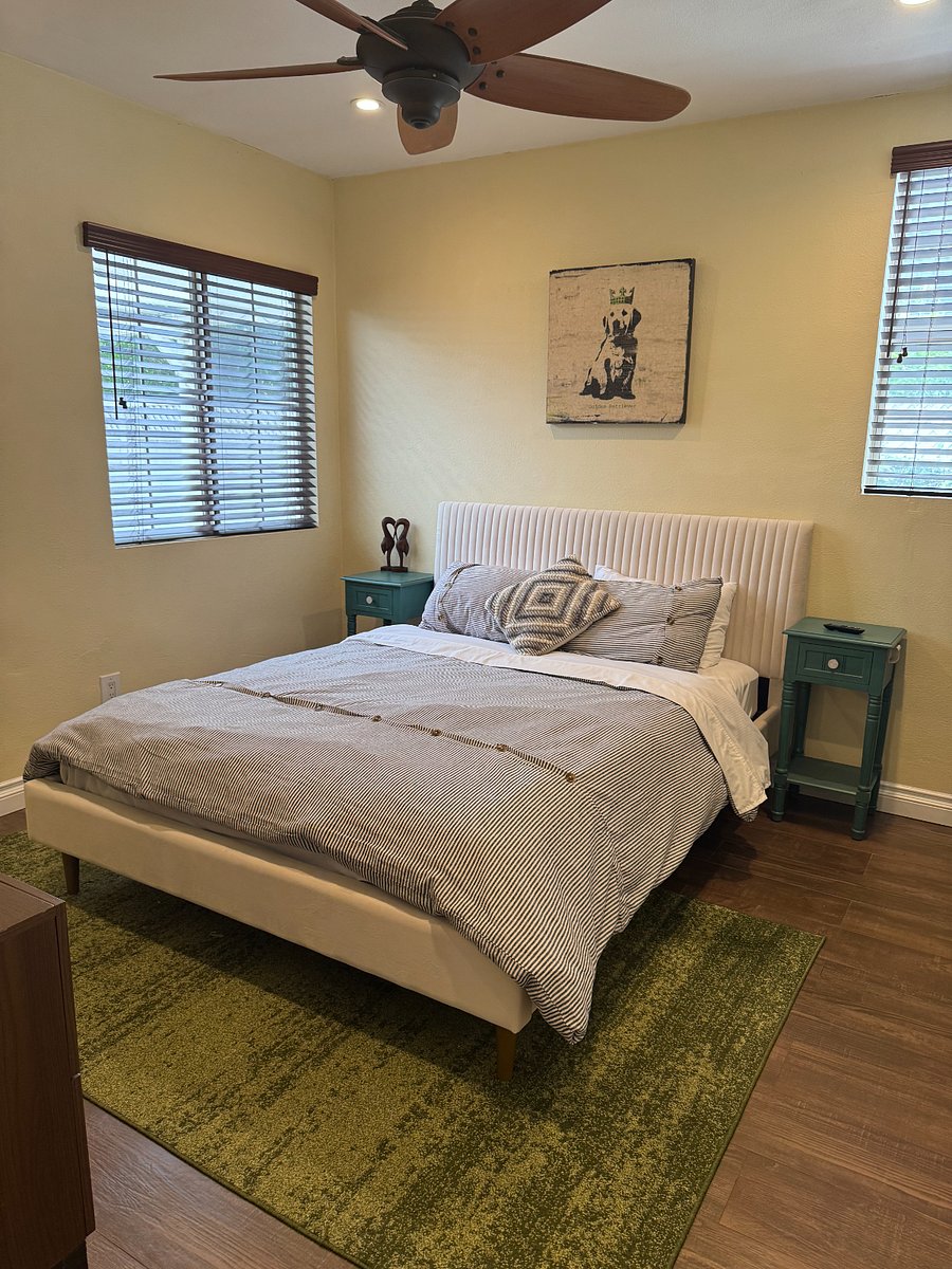 Guest bedroom with Queen bed.