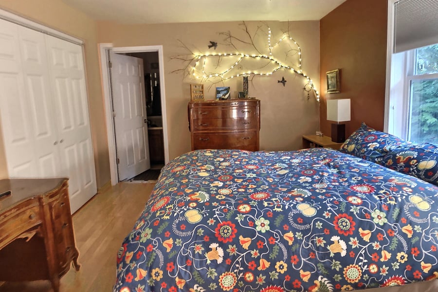 Upstairs bedroom w 1/2 bath