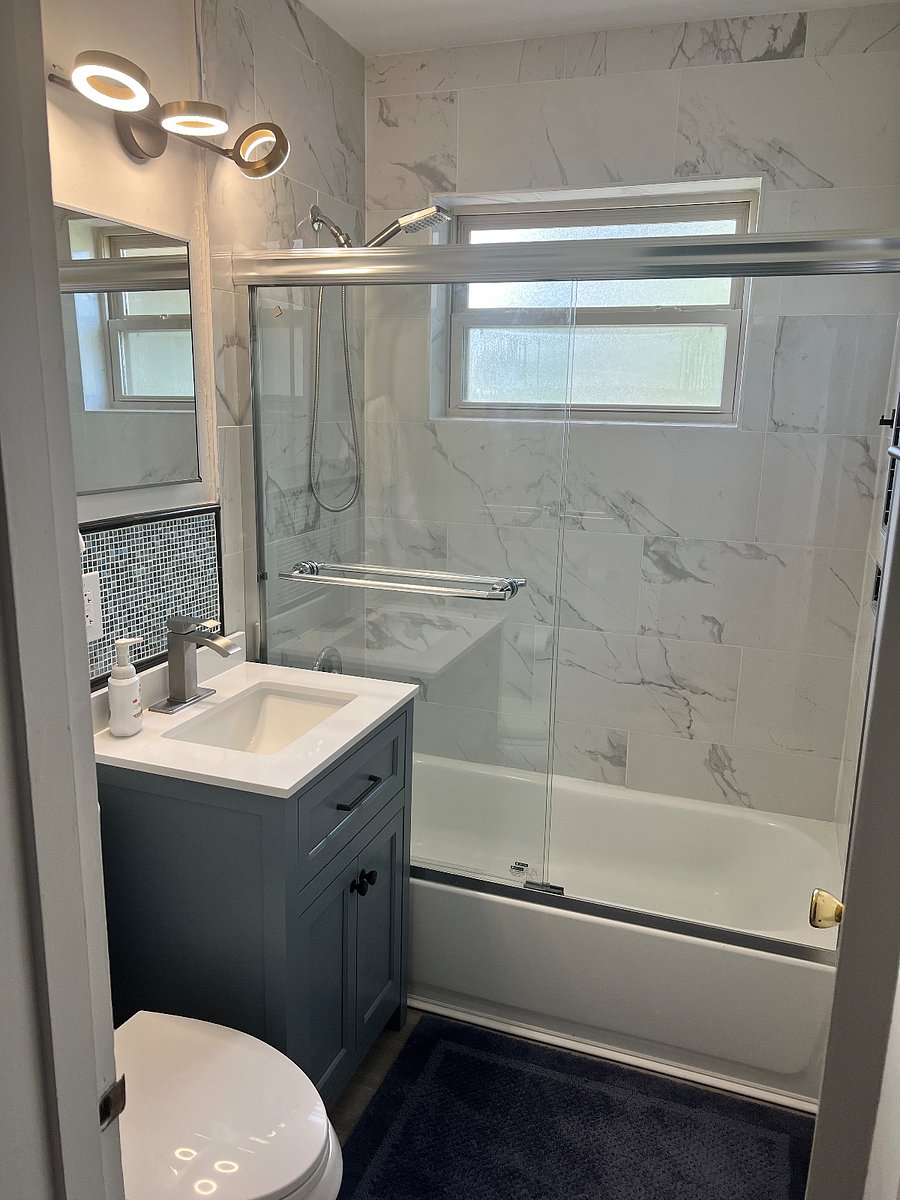 Guest bath with tub