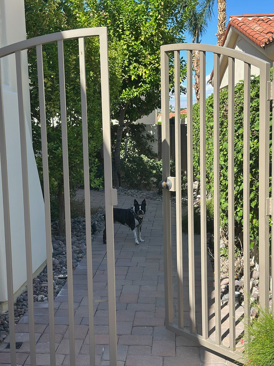 Gated courtyard entryway