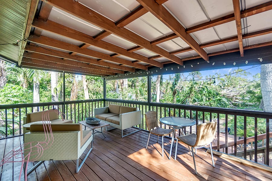 Screened upper patio