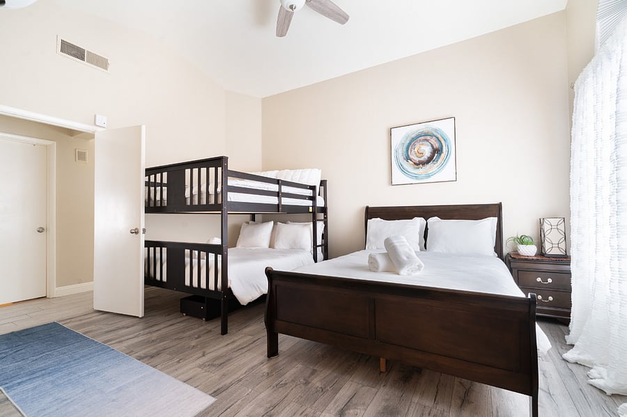 2nd BR with private bathroom (shower/bathtub with separate toilet). 1 queen bed & a full bunk bed. This is a bigger room, Sleeps up to 51st people.